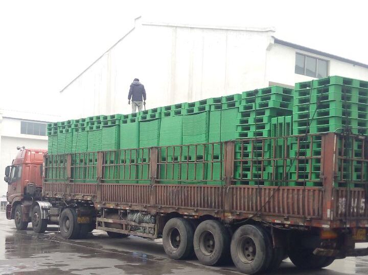 冒雨裝車，綠色托盤墊板裝車發(fā)走